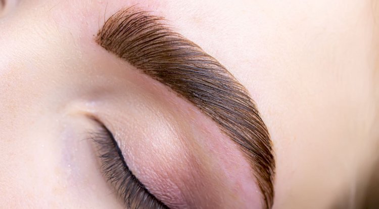 طرق طبيعية للحصول على حواجب كثيفة وجذابة