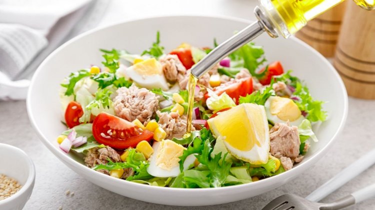 سلطة التونة بالذرة والمايونيز.. وصفة سريعة ومغذية بطعم لا يقاوم
