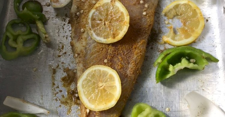 وجبة خفيفة ومغذية.. طريقة عمل سمك الفرن مع السلطة الخضراء لفطار 22 رمضان