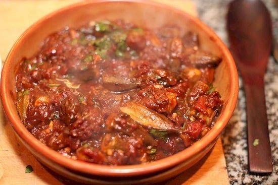 طاجن البامية باللحمة.. سر الطعم الشرقي الأصيل في خطوات سهلة