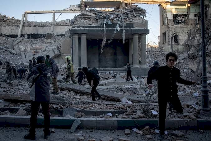 إسرائيل تشن موجة هجمات واسعة وإيران تُغلق هرمز.. آخر تطورات الحرب