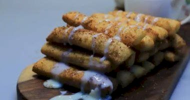 طريقة عمل فطائر مقلية بالقرفة في المنزل خطوة بخطوة