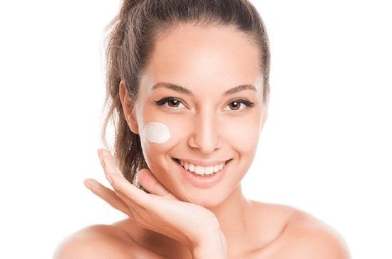 مقشرات طبيعية تمنح بشرتك إشراقة وتقلل آثار حب الشباب