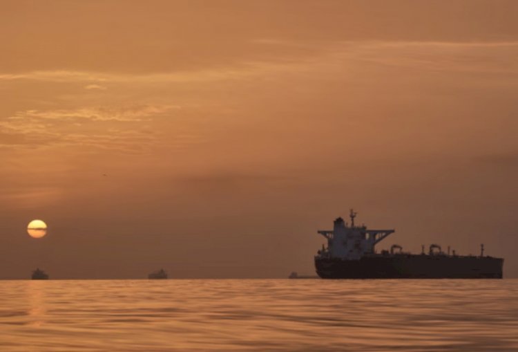 تصعيد في مضيق هرمز يشعل الأسواق العالمية ويقوض فرص التهدئة