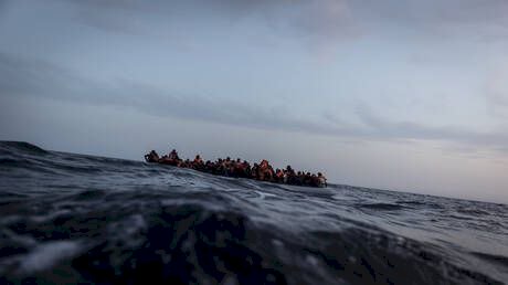صيادون ليبيون يعثرون على 15 مهاجرًا بعد انقلاب قاربهم قبالة سواحل الخمس