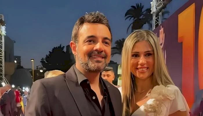 عمرو محمود ياسين يتحدث عن الألم النفسي خلال رحلة علاج زوجته
