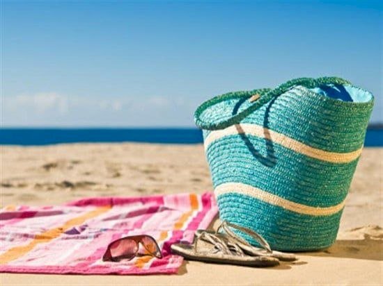 قبل الذهاب للشاطئ.. كيف تختارين شنطة البحر المناسبة لاحتياجاتك؟