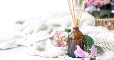 المعطرات الجاهزة.. كيف تصنعين سبراي منعش يدوم طويلاً بمكونات منزلية؟