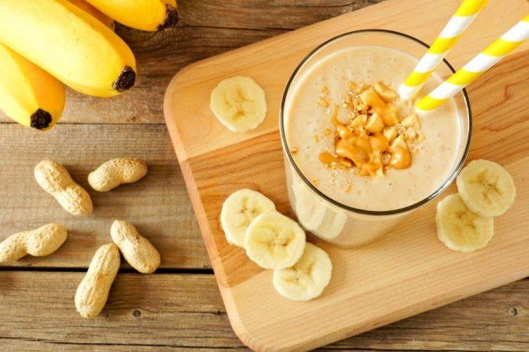 سموثي الموز وزبدة الفول السوداني.. مشروب غني بالبروتين والطاقة لفطور صحي
