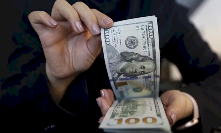الدولار يتجاوز 2.5 مليون ريال في إيران.. العملة تهوي وسط تصاعد الضغوط الاقتصادية